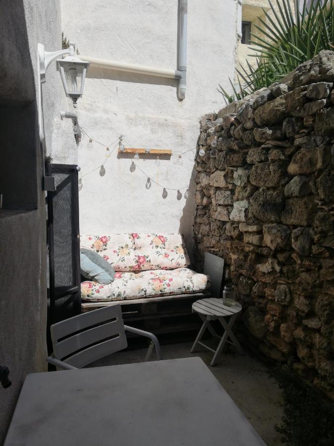 Charmant Appartement En Centre-Ville Medieval Gigean المظهر الخارجي الصورة