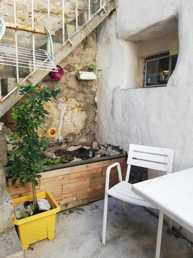 Charmant Appartement En Centre-Ville Medieval Gigean المظهر الخارجي الصورة