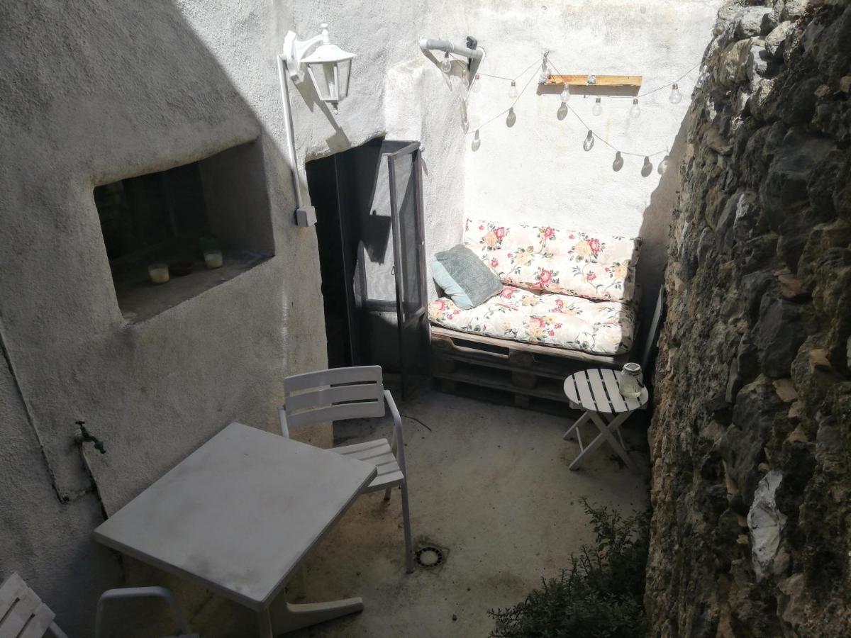 Charmant Appartement En Centre-Ville Medieval Gigean المظهر الخارجي الصورة
